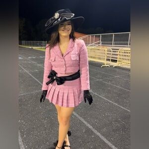 worn for only 2 hours
size large top and bottom 
comes with everything BUT heels